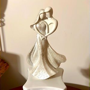 Wedding or Anniversary of Love Figurine. ❤️❤️❤️